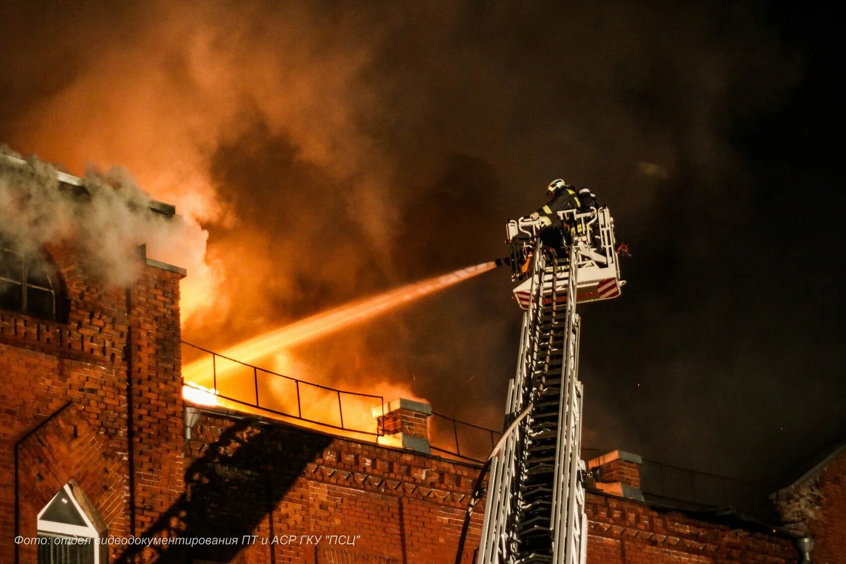 Мчс спасатели пожарные. Дом горит. Тушение пожаров в городах. Тушение пожаров в городах. Пожарные тушат здание.