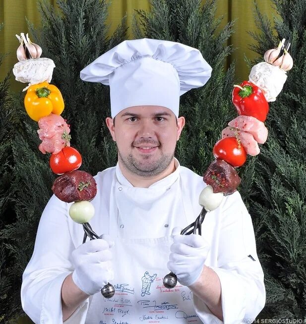 Шеф шашлык меню. Повар с шашлыком. шеф повар шашлык. повар шашлычник. повар грузин.