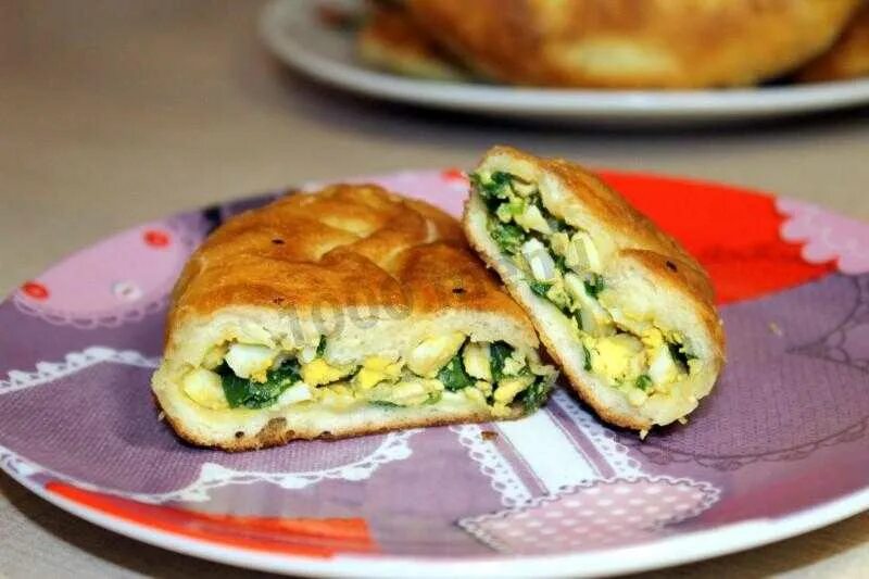 Слоеные пирожки с яйцом и зеленым луком. Пирожки с яйцом и луком. Пирожки с зеленым луком. Слойка с зеленым луком.