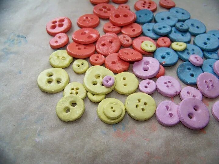 Пуговица с дырочками. Необычные пуговицы. Джинсы с клепками. Гора пуговиц. Оригинальные пуговицы.