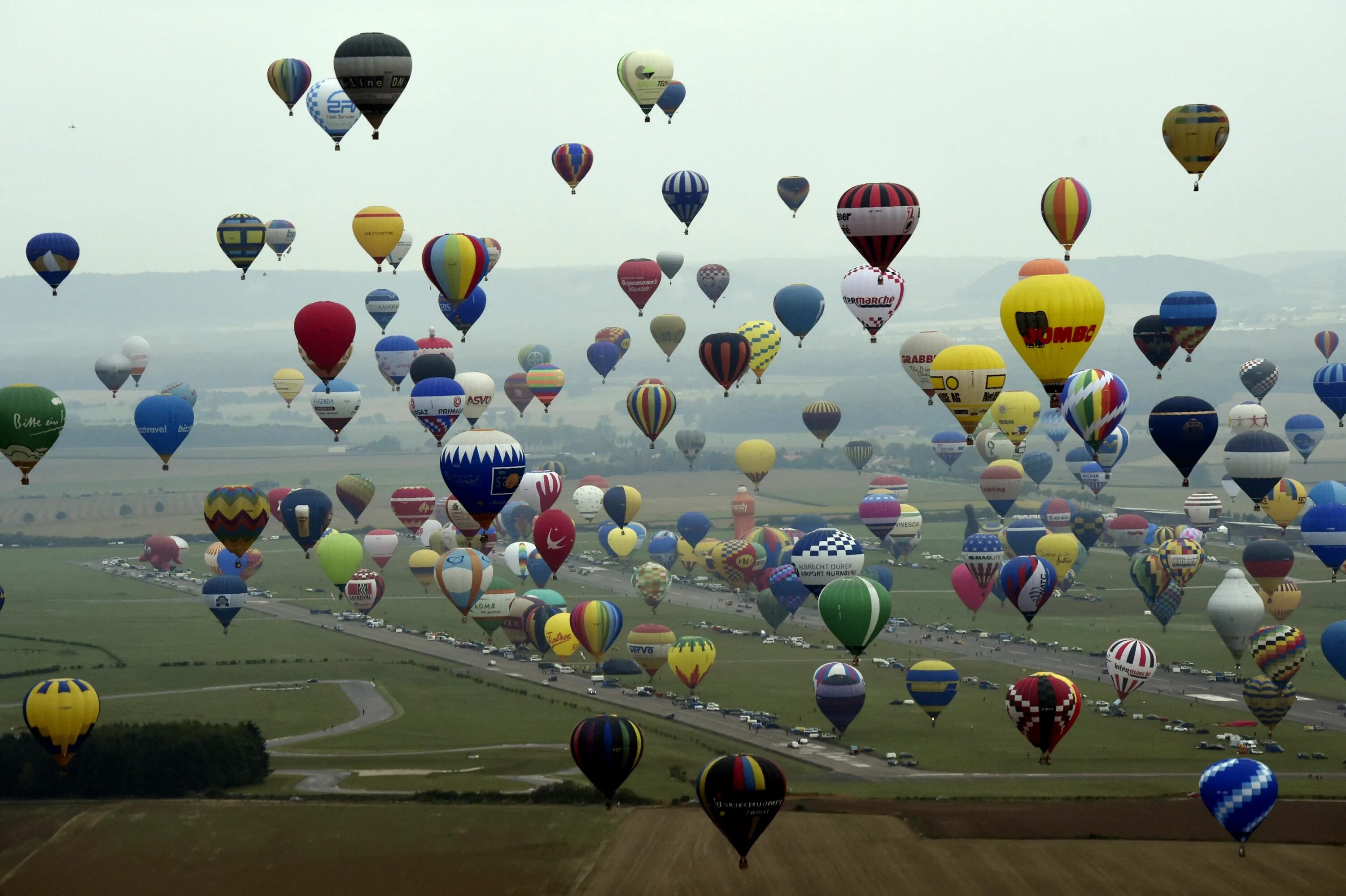 Фестиваль воздушных шаров. Парад воздушных шаров. Воздушные шары аэростаты. Фестиваль воздушных шаров во Франции.