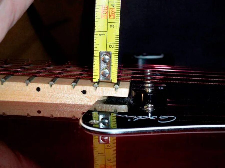 Зазор струн. Фендер стратокастер мензура. струны fender light gauge. струны на гитаре вид сбоку. бас гитара 12 ладов на гитаре.