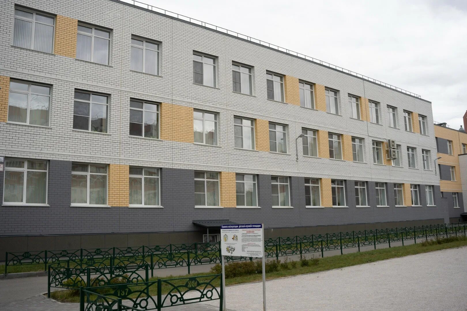Директор школы 128 барнаул. Школа 11 барнаул. Школа 89 ижевск. Учителя 3 лицея барнаул. Школа 4 барнаул.