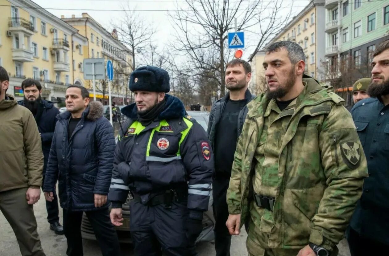 Ингуши террористы. Чеченские боевики в Грозном 1994. Чеченские боевики Грозный 1995. Чеченская полиция на Украине. Чеченская полиция в Грозном.