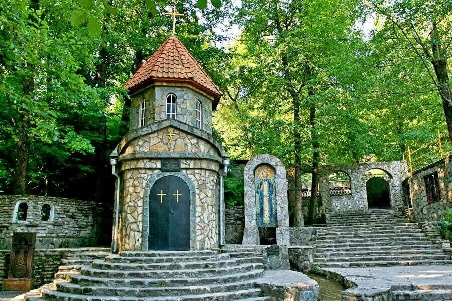 Троицко георгиевский женский монастырь адлер. Троице-георгиевский женский монастырь в сочи. Святой источник святая ручка краснодарский край. Святые источники неберджай горный. «женский георгиевский монастырь» сочи.