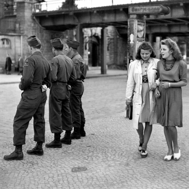 Помощь германии после войны. Берлин лето 1945. Русские солдаты в Берлине 1945 с немкой. Немки в Германии в 1945 и советские солдаты.
