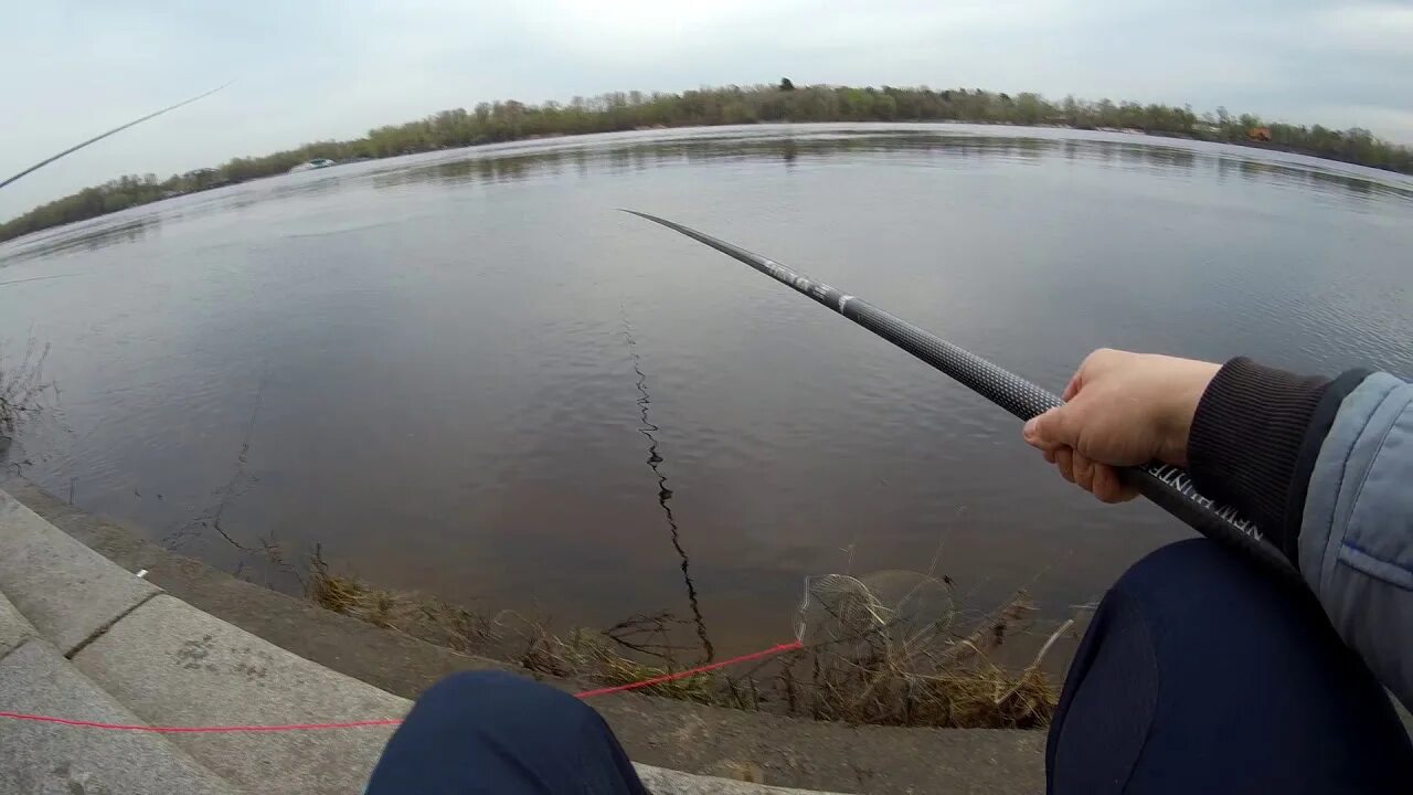 Ловля на удочку весной видео. Рыбалка на маховую удочку. Ловля на маховую удочку. Рыбалка на маховую удочку весной. Ловля плотвы на маховую удочку.