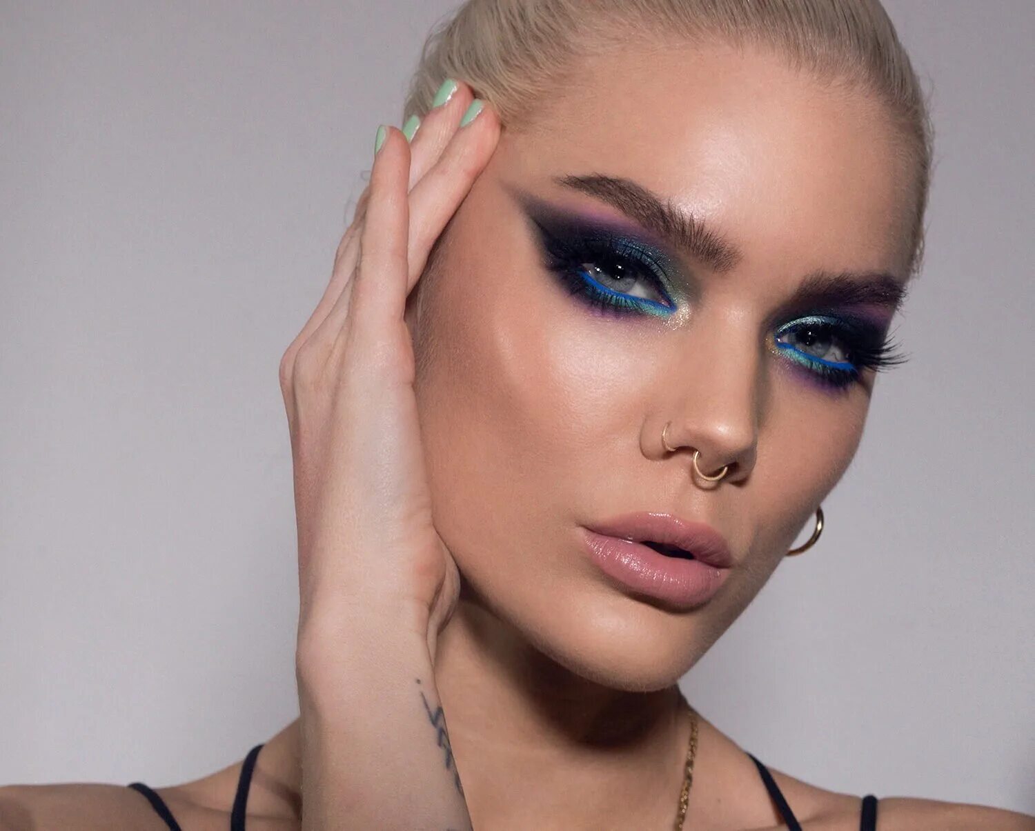 Вечерний макияж. Макияж на новый год. Какой макияж делать на 2024 год. Макияж со сливовой помадой для брюнеток. Макияж 2022 модные.