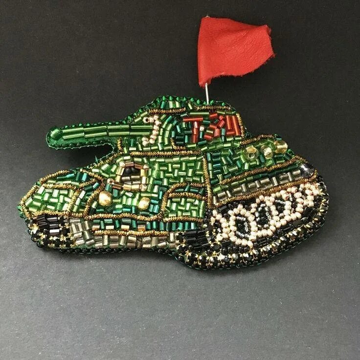 Бисер танк. Брошь из бисера танк. Танк из бисера. Схемы из бисера на 23 февраля. Танк из спичек мастер класс.
