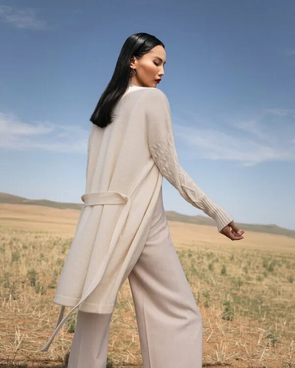 Пончо серое. Водолазка кашемир гоби. Gobi cashmere. Гоби монголия кашемир. Монгольский кашемир гоби.