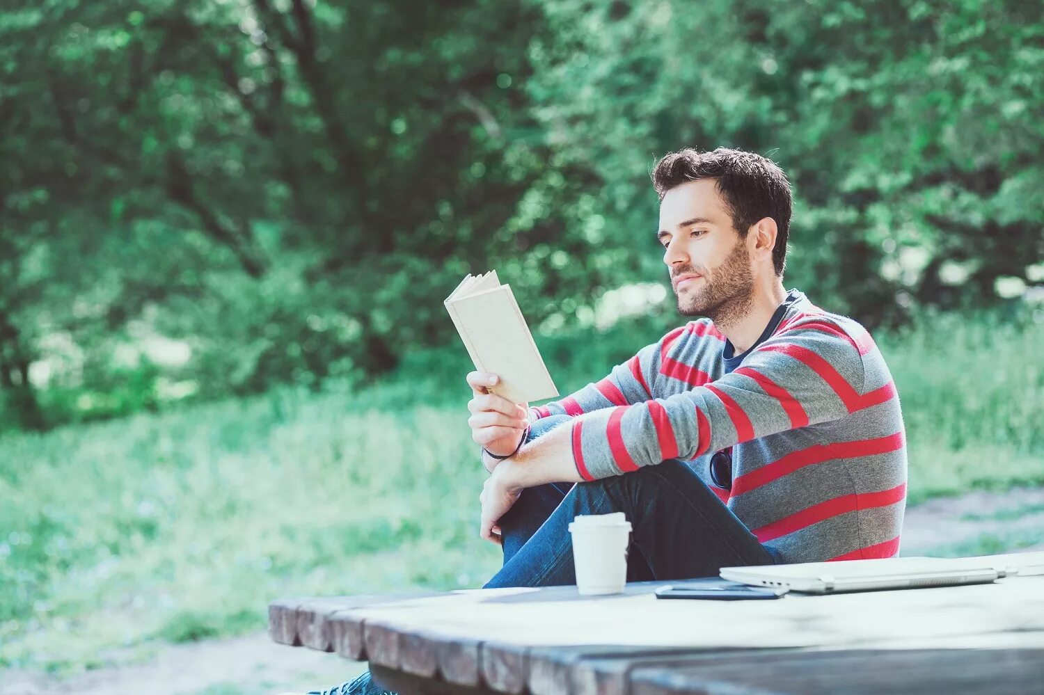 Men s books. Парень с книгой. Парень с книжкой. Книга человек. Парень читает книгу.