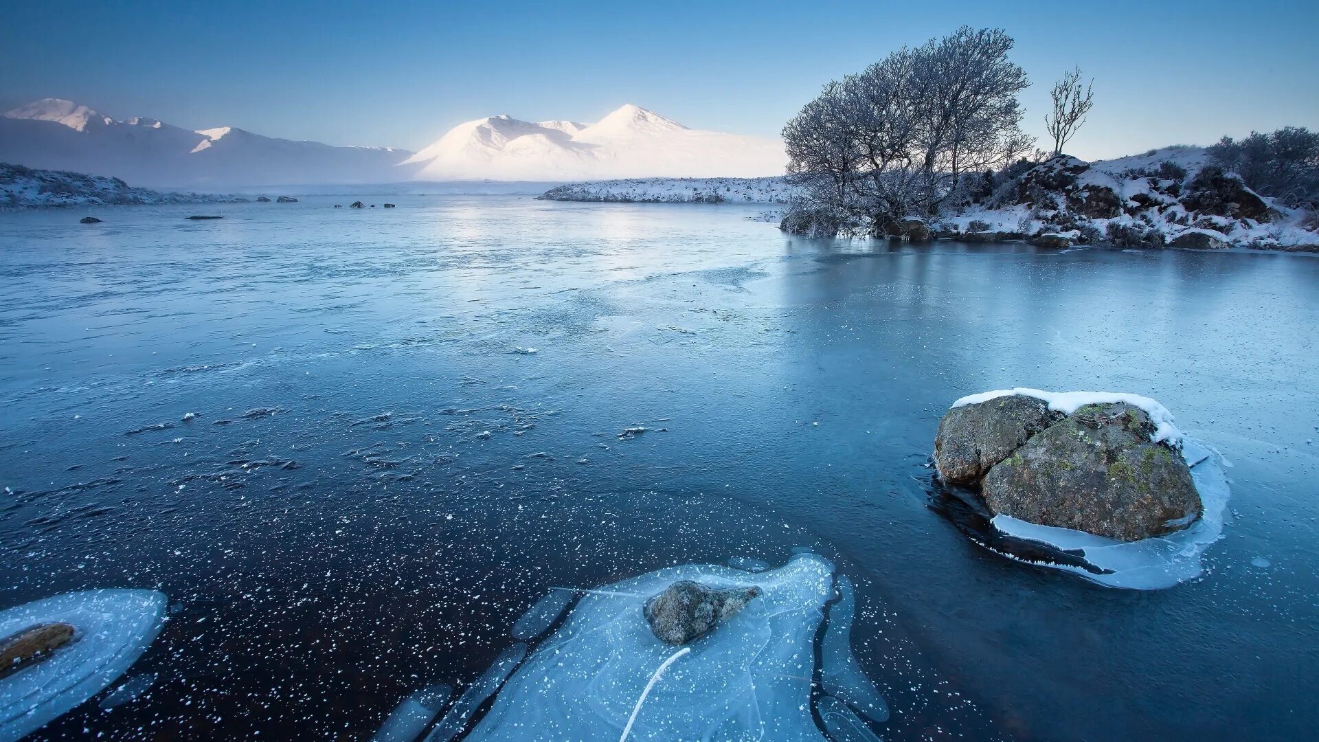 Ольхон байкал зимой. Озеро байкал подо льдом. Зима озеро лед. Зимний байкал. Зимний байкал.