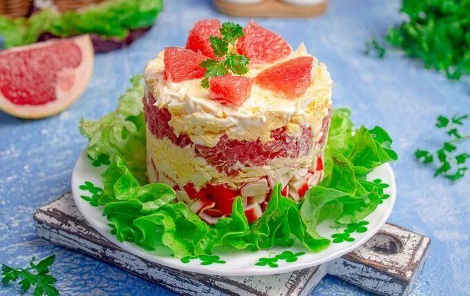 Салат с помело и авокадо. Салат с креветками авокадо и грейпфрутом. Крабовые палочки с грейпфрутом. Салат с мясом краба и манго. Чипсы с крабом.