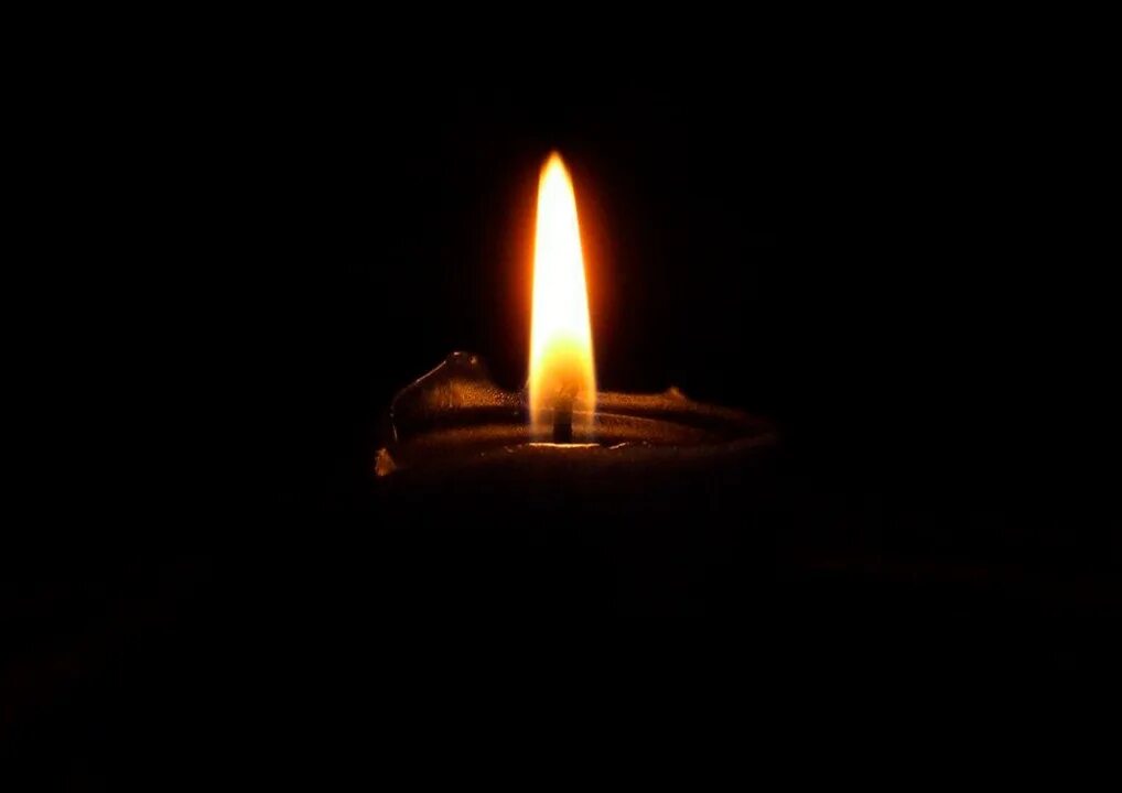 Ритуальные свечи. Горящая свеча на черном фоне. Свеча на черном фоне. Горящая свеча на черном видео. Горящая свеча.