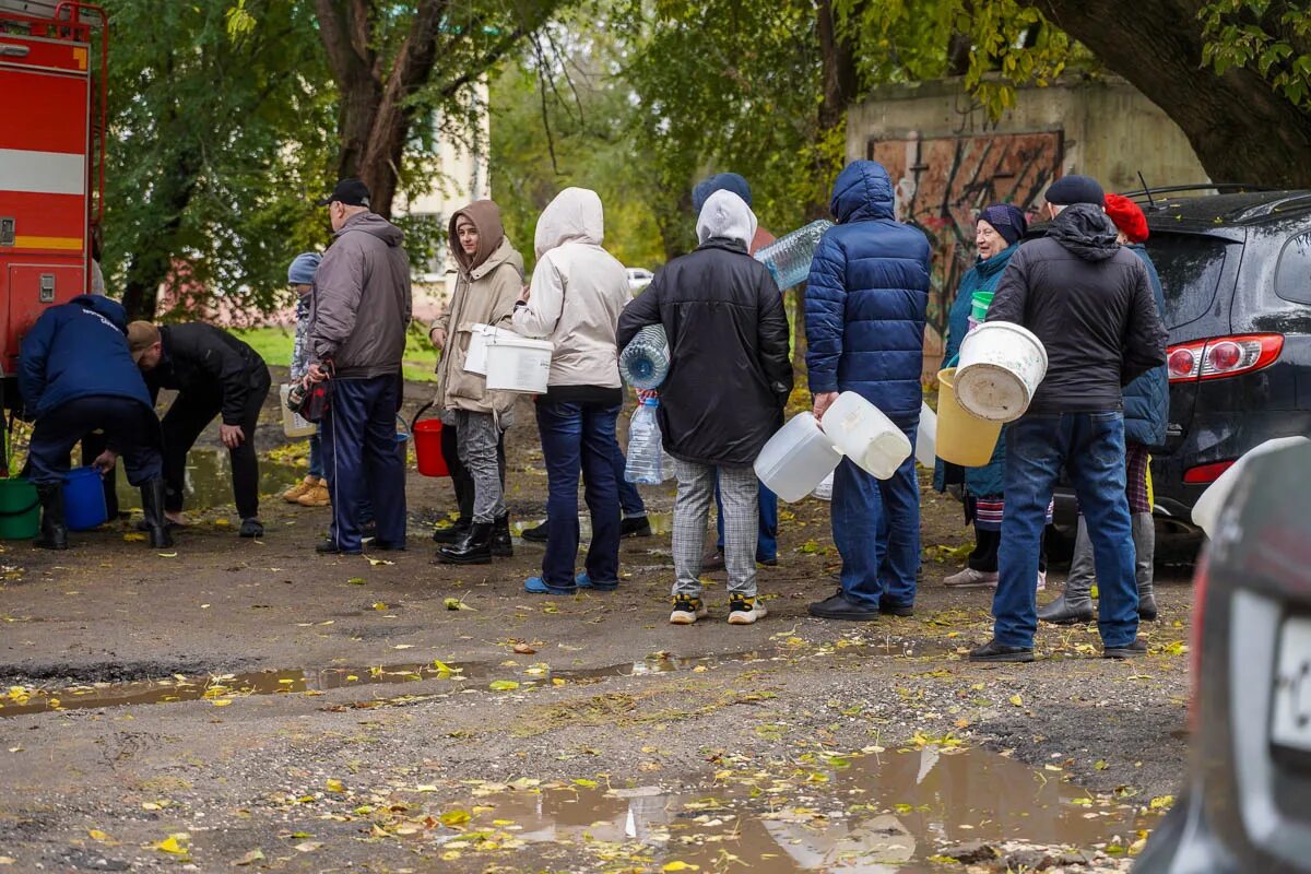 Волгоград очередь за водой. ЧС В Волгограде. Люди в очереди за водой Украина. Очередь за водой в Челябинске. Передача воды волгоград