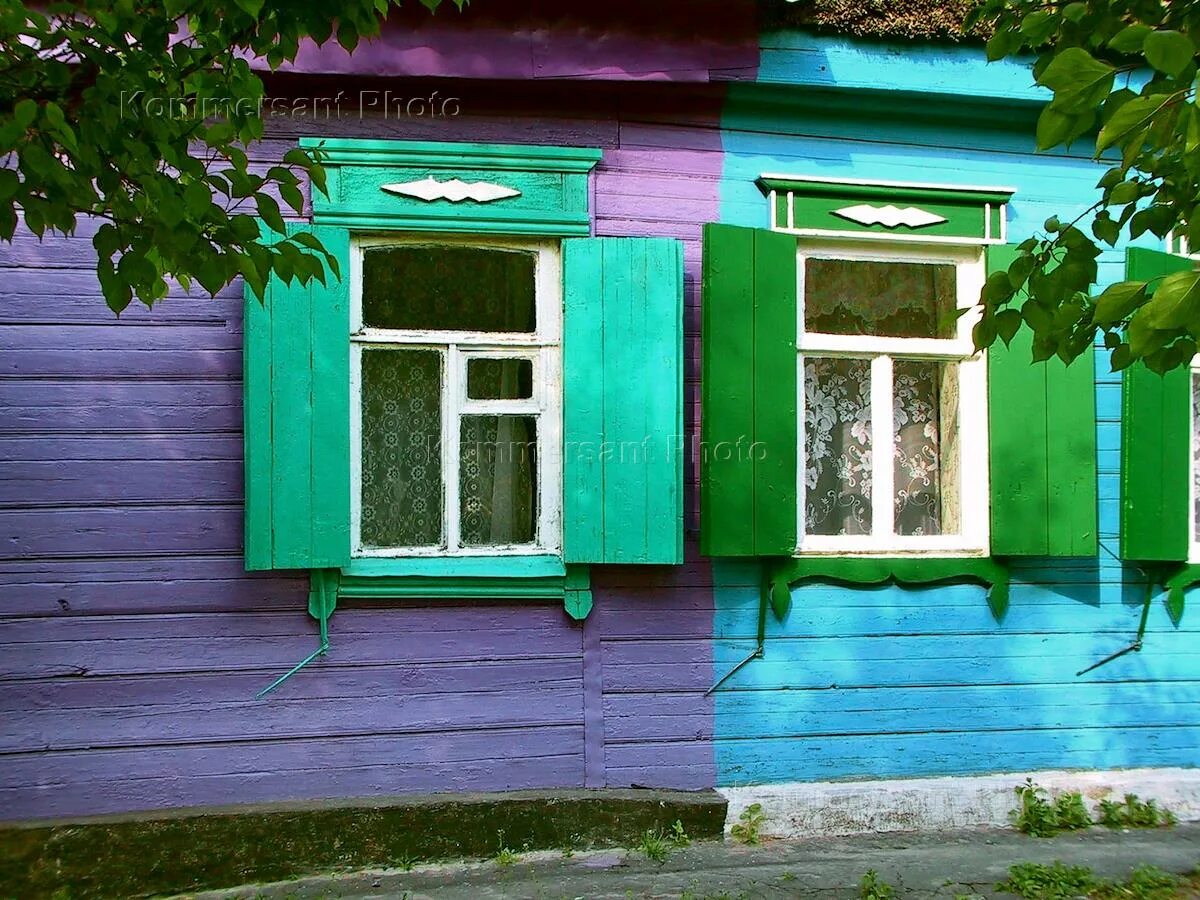 Покраска старого дома краской. Покраска старого деревянного дома снаружи. Покраска старого деревянного дома. Крашеный деревенский дом. Покраска старого домика.