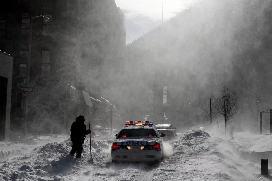 зимний шторм в сша декабрь 2022. метель. во время снежной бури 12. снежная буря в нью-йорке. погодные условия и безопасность человека.