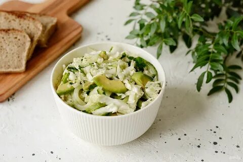 Салат с пекинской капустой и авокадо огурцом