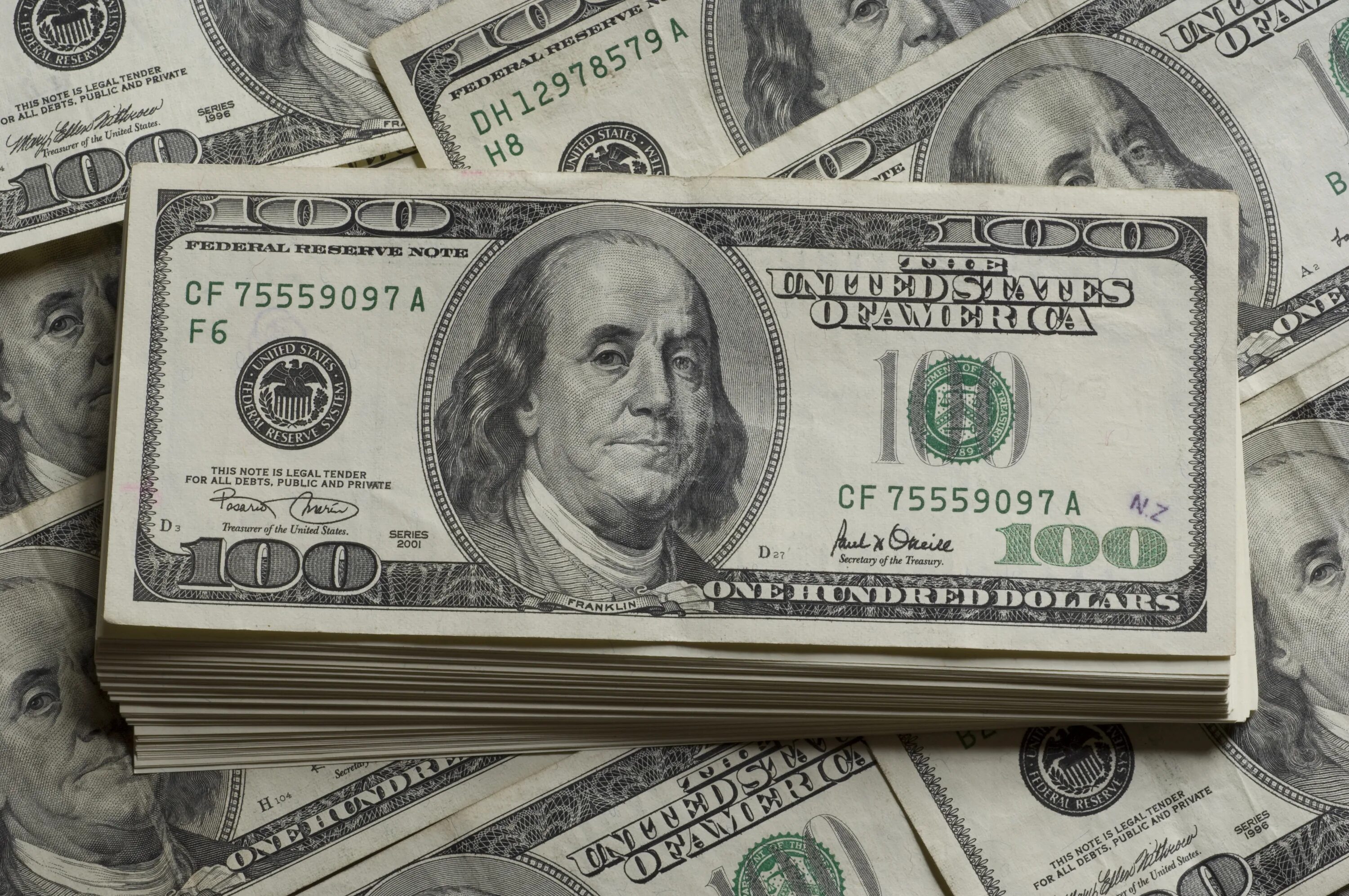 Госдолга сша в 100 долларах. Money cover. Укравшая 100 долларов. Фрс доллар. Доллары лежат.