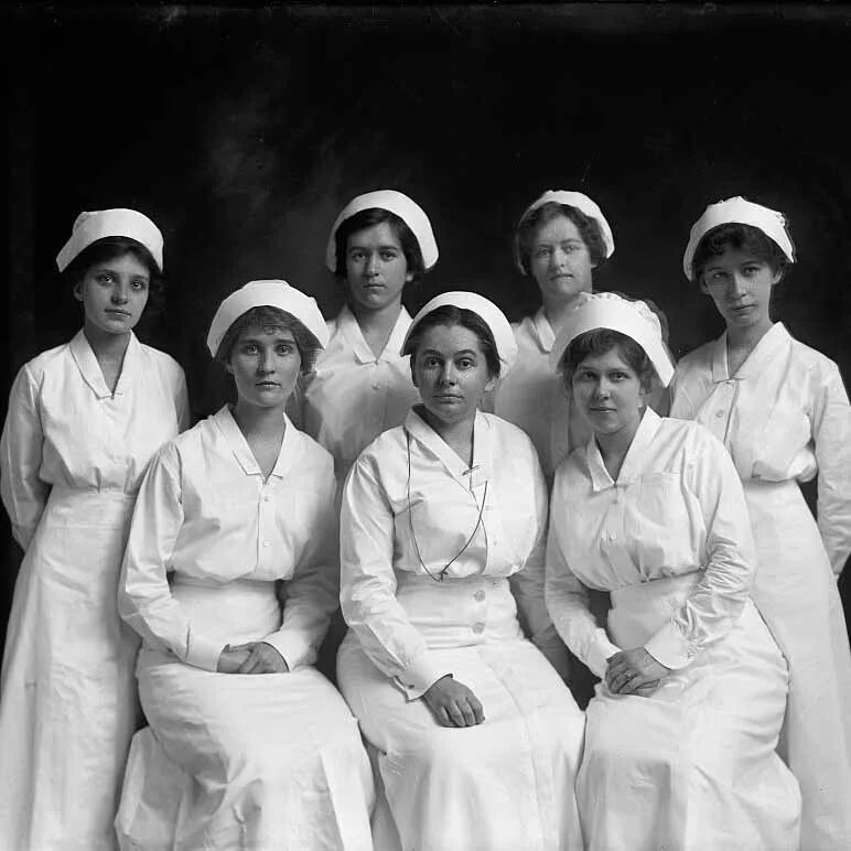 медицинская сестра 1920 года. старинная медсестра. старая бабка врач. пожилая женщина врач. хирург анна ильинична левушкина.