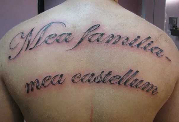 Татуировка надпись моя семья моя крепость. Тату моя семья. Тату семья моя крепость на латыни. Моя семья моя крепость тату. Моя семья моя крепость на латыни.