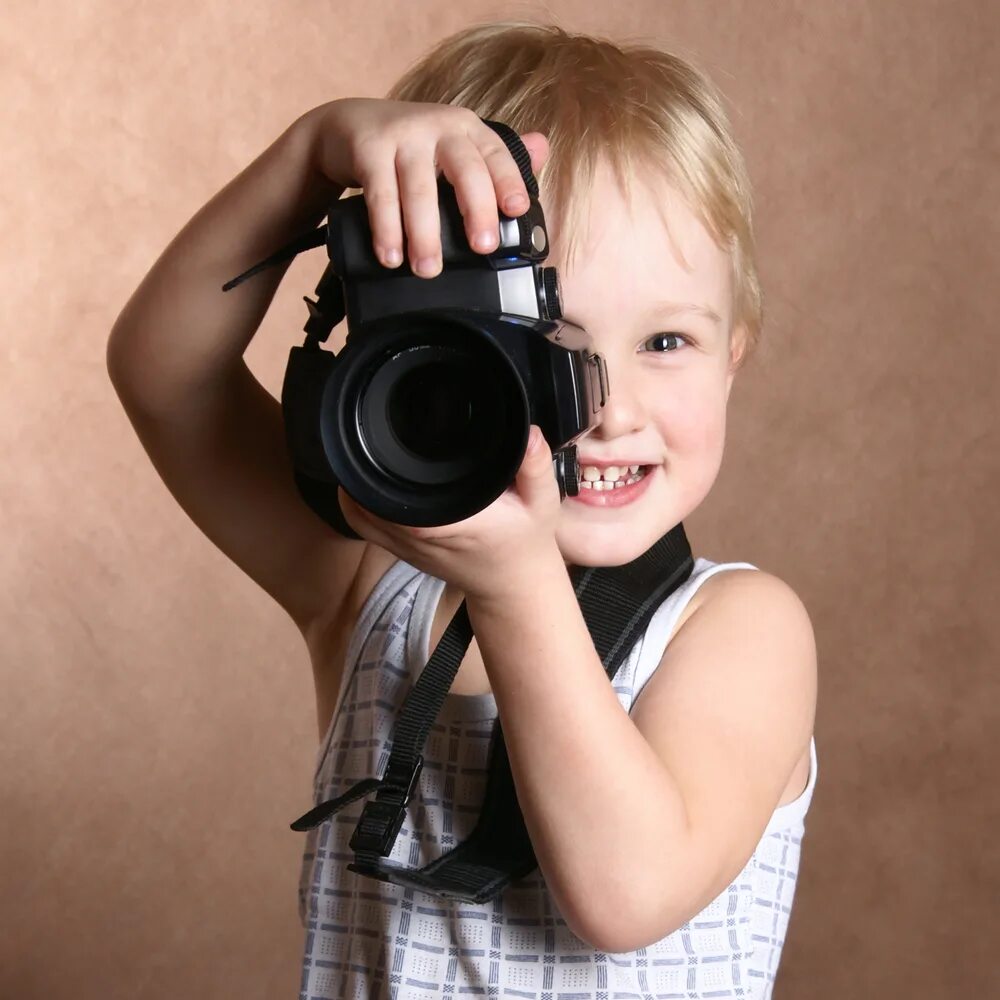 Фотокружок. Фотоаппарат для детей. Ребенок фотограф. Малыш с фотоаппаратом. Детская фотосессия с фотоаппаратом.