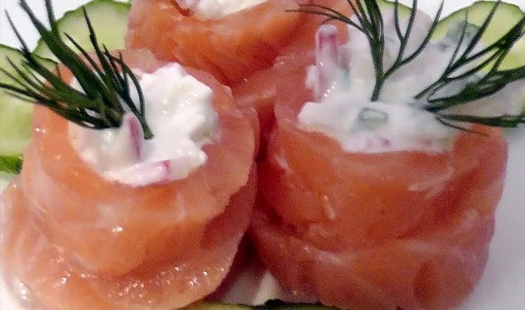 Бутерики с красной рыбой. Семга с творогом. Рулетики с семгой и сыром филадельфия. Закуска из форели слабосоленой. Бутерброды из красной рыбы.
