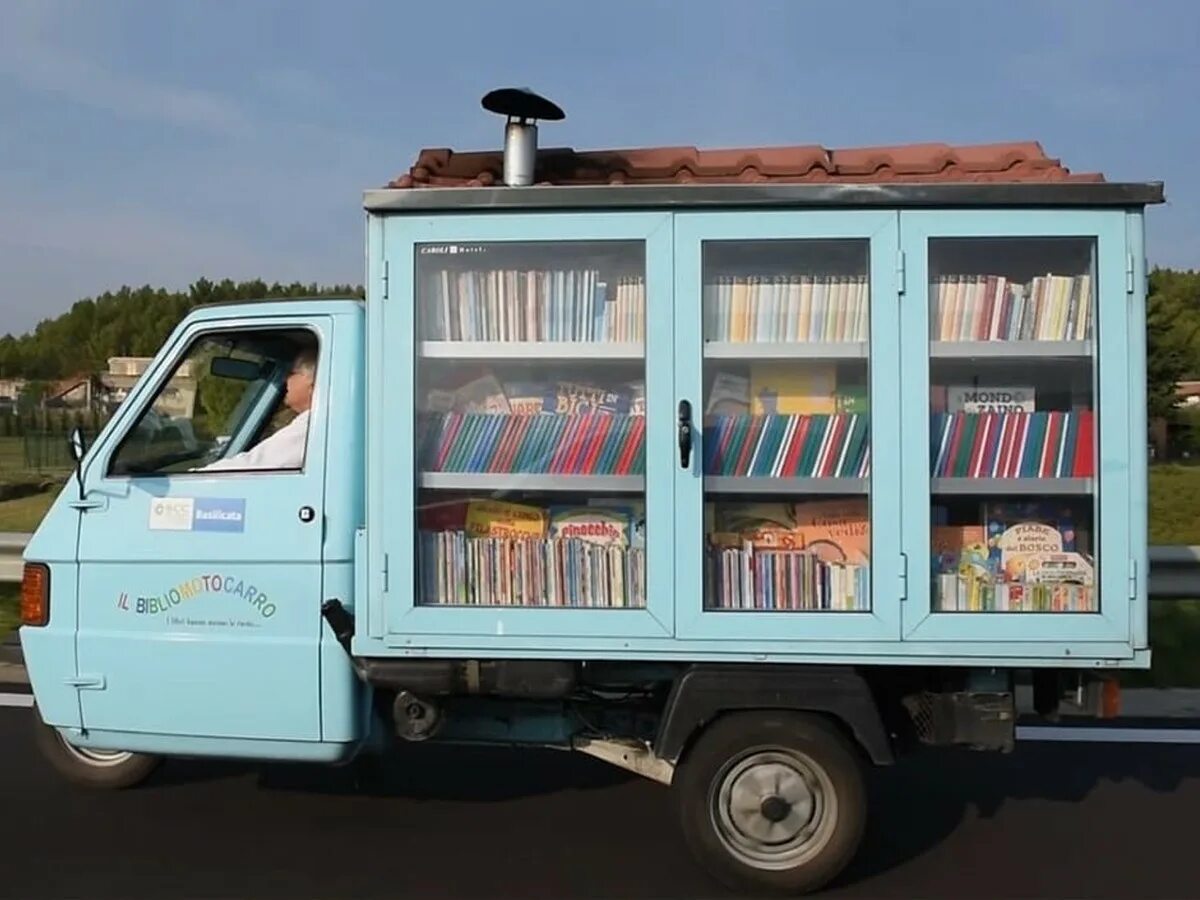 Car library. Мото-библиотека Антонио ла кава. Машина библиотека. Мото- библиотека. Автобиблиотека.