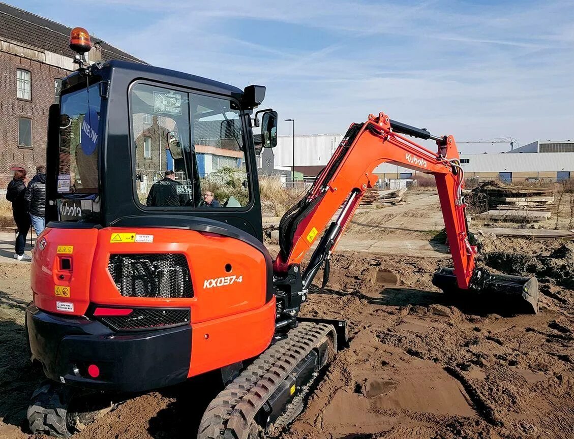 Мини экскаватор отзывы владельцев. Kubota kx037. Мини экскаватор Кубота. Кубота миниэксеаватар. Кубота миниэкскаватор 27-4.