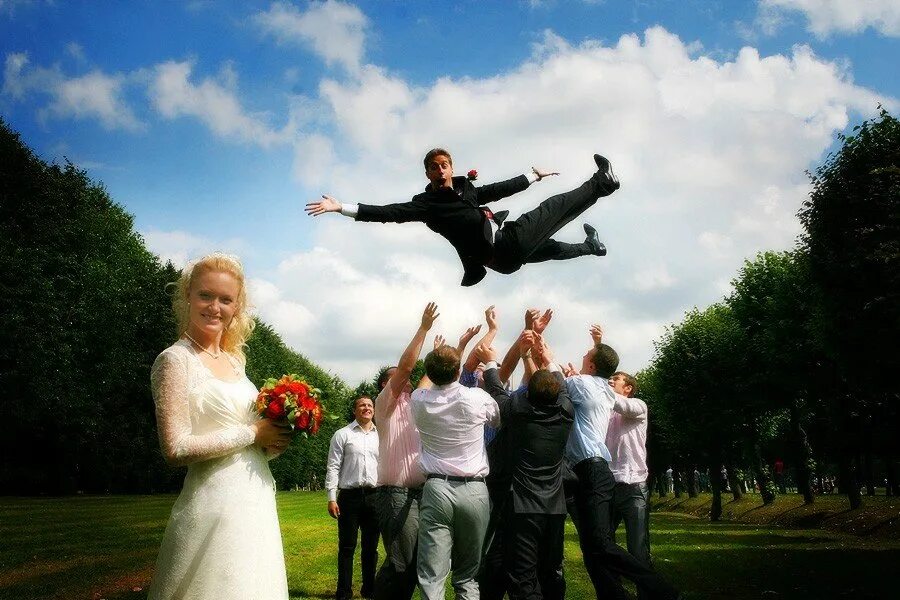 Необычные свадьбы. Вечерняя свадебная фотосессия тематическая. Эдуард стельмах фотограф. Облака для фотосессии свадьба с гостями. Оригинальные свадьбы видео.