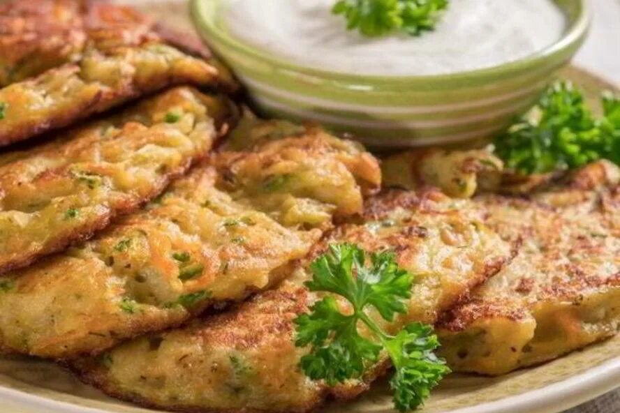 Рецепт драников из кабачков и картофеля. Картофельно-кабачковые драники. драники картофельные с кабачком. кабачковые драники. драники из картошки и кабачков.