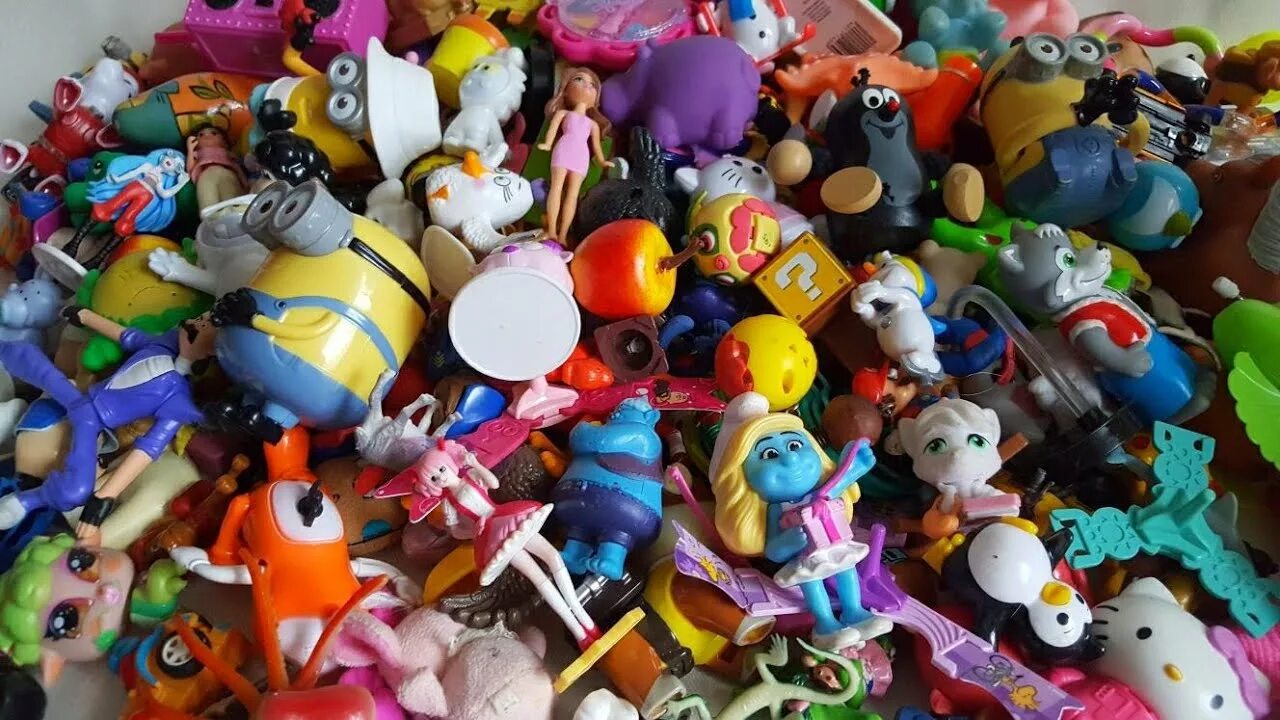 Другие игрушки найди другие игрушки. Разные игрушки. Много игрушек. Много разных игрушек. Пластиковые игрушки.