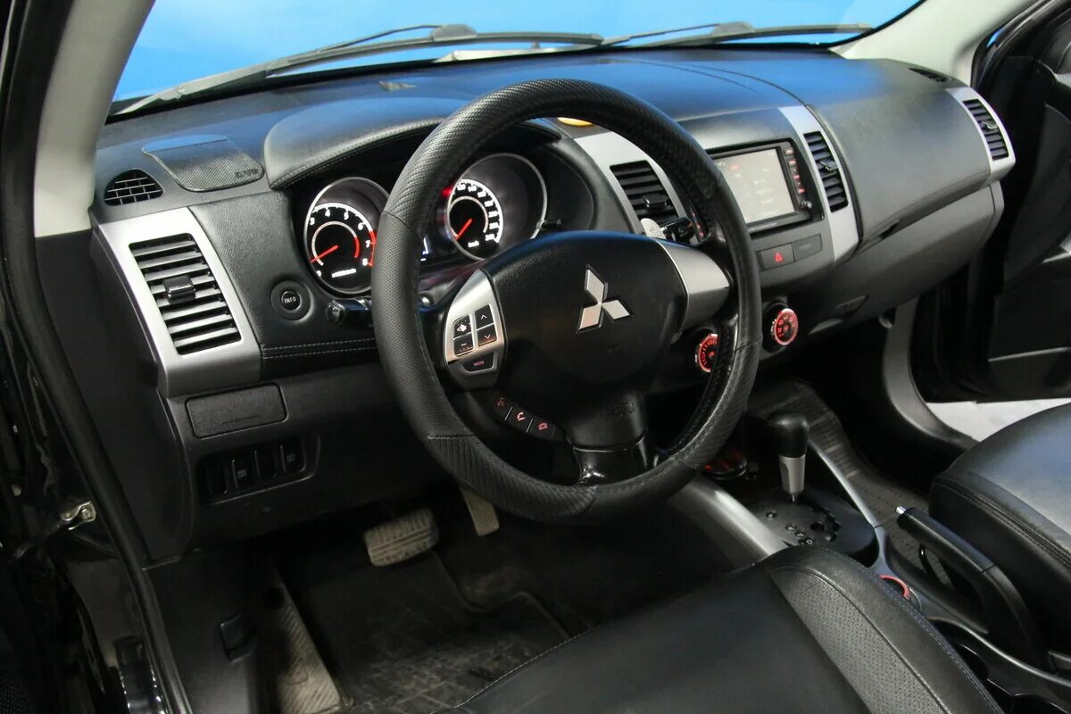 Где на mitsubishi outlander. Митсубиси Аутлендер 2010 салон. Mitsubishi Outlander 2010 Interior. Аутлендер 2010 салон. Mitsubishi Outlander 2010 салон.