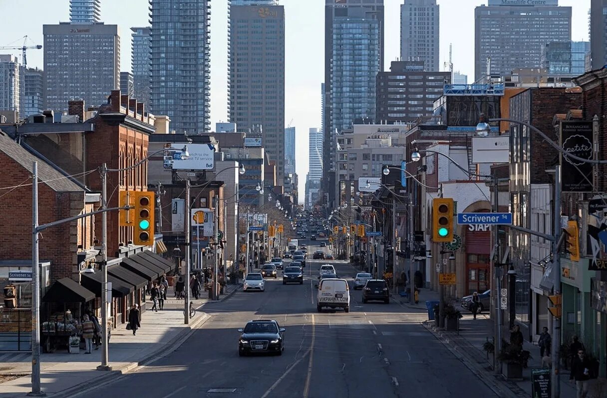 Название самой длинной улицы. Канада улица Yonge Street. Улица Yonge Street, расположенная в Торонто. Йонг стрит Торонто. Самая длинная улица young Street в Торонто 1896 км.