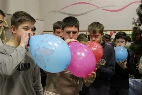 Надуваем шарики в школе