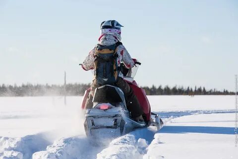 Замерзли на снегоходах