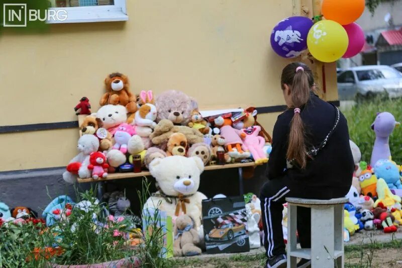 Baby swingy игрушки. ребенок в куче игрушек. польза мягких игрушек. дети играют с мягкими игрушками. сбор игрушек для детских домов.