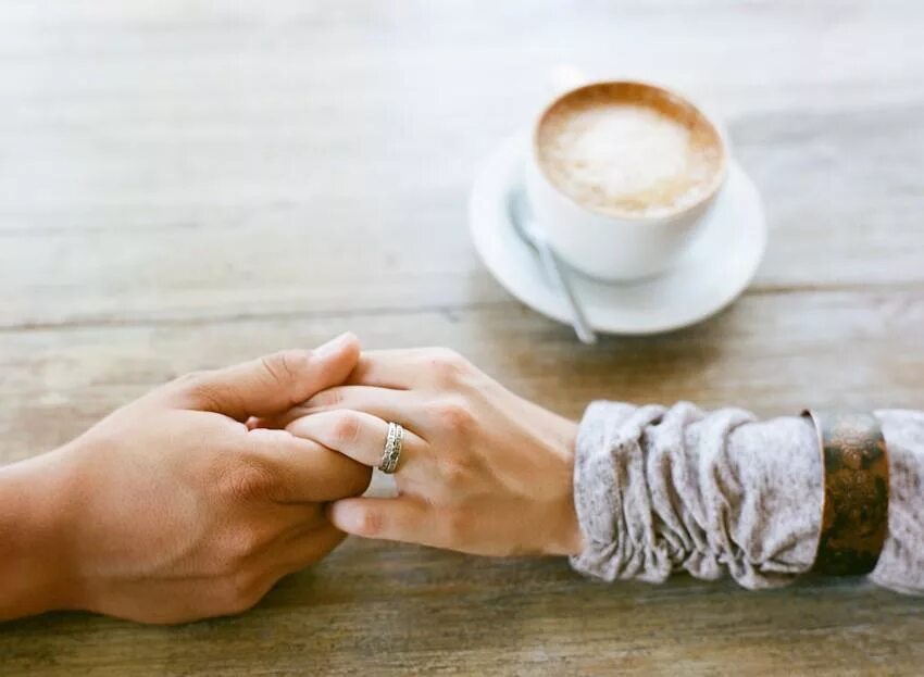 Утро ладонь. Кофе в руках. Чашка кофе руки мужские и женские. Женская и мужская рука с кофе. Две чашки кофе и руки.