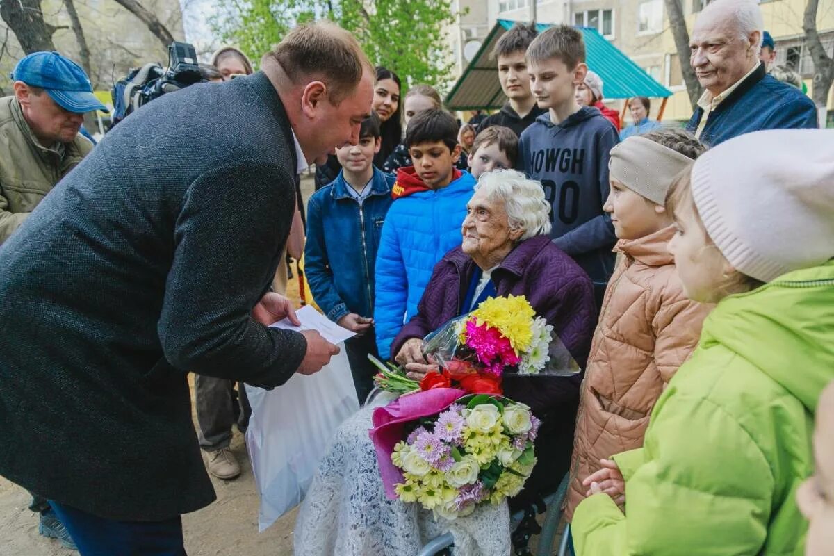 Новости начавшегося дня. Подарок ветерану. 9 Мая ветераны. С днем Победы. Ветераны ВОВ на параде.