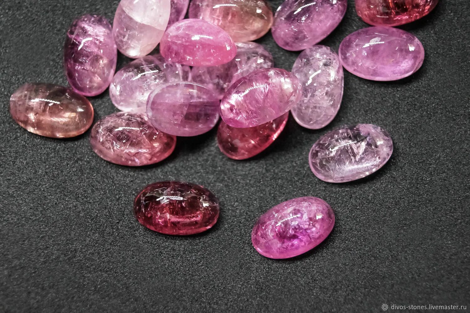 Турмалин красный рубеллит. Турмалин рубеллит камень. Турмалин, рубеллит, шпинель. Розовый турмалин камень.