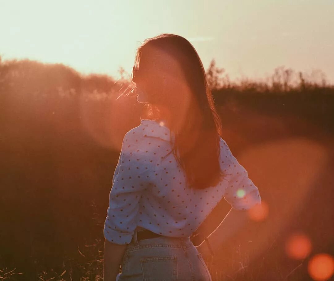 солнце радость. человек в луче света. свет картинки. яркий свет. ослепление солнцем.