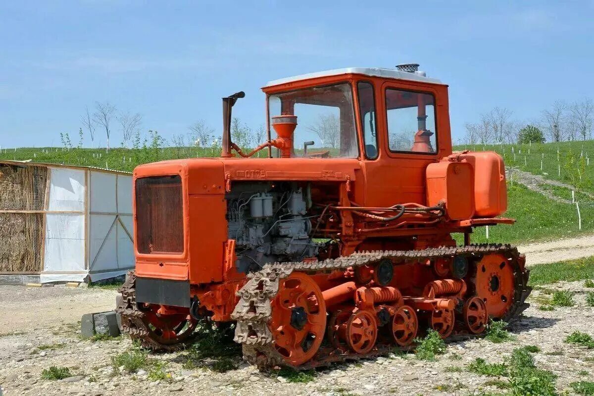 Советские гусеничные трактора. ДТ-75 трактор. Гусеничный трактор дт75 бульдозер. ДТ-75 трактор гусеничный. Трактор ВГТЗ ДТ-75.