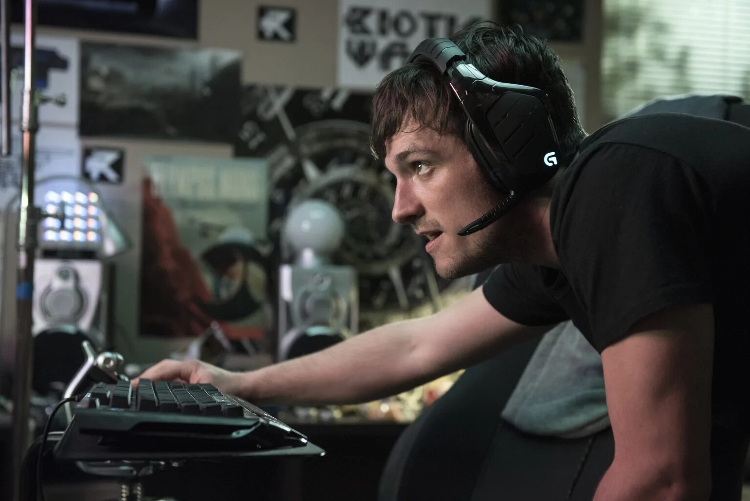 Man 2017. Рабочий из будущего. Человек из будущего сериал 2017. Роб мелло. Man 2017.