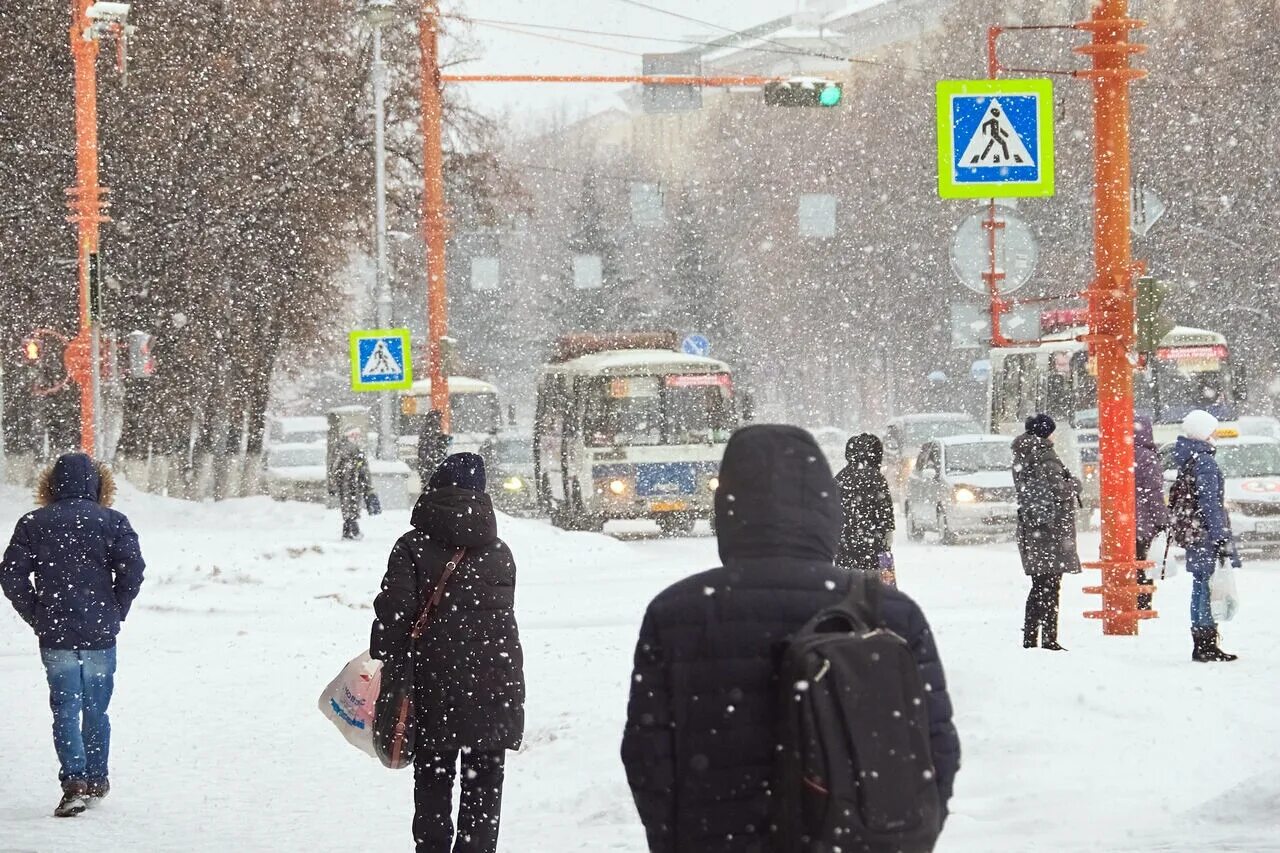 Кто такой синоптик. Снегопад в Кемерово. Метель в Кемерово. Метель в Кузбассе. Метель в городе.