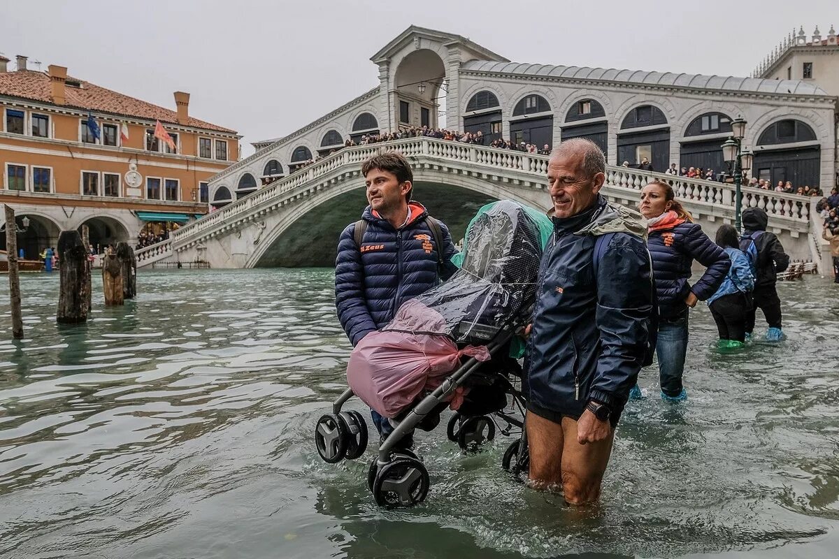 Народы жившие в италии. Венеция затопило Сан Марко. Венеция город на воде наводнение. Венеция затонет. Венецию затопило.