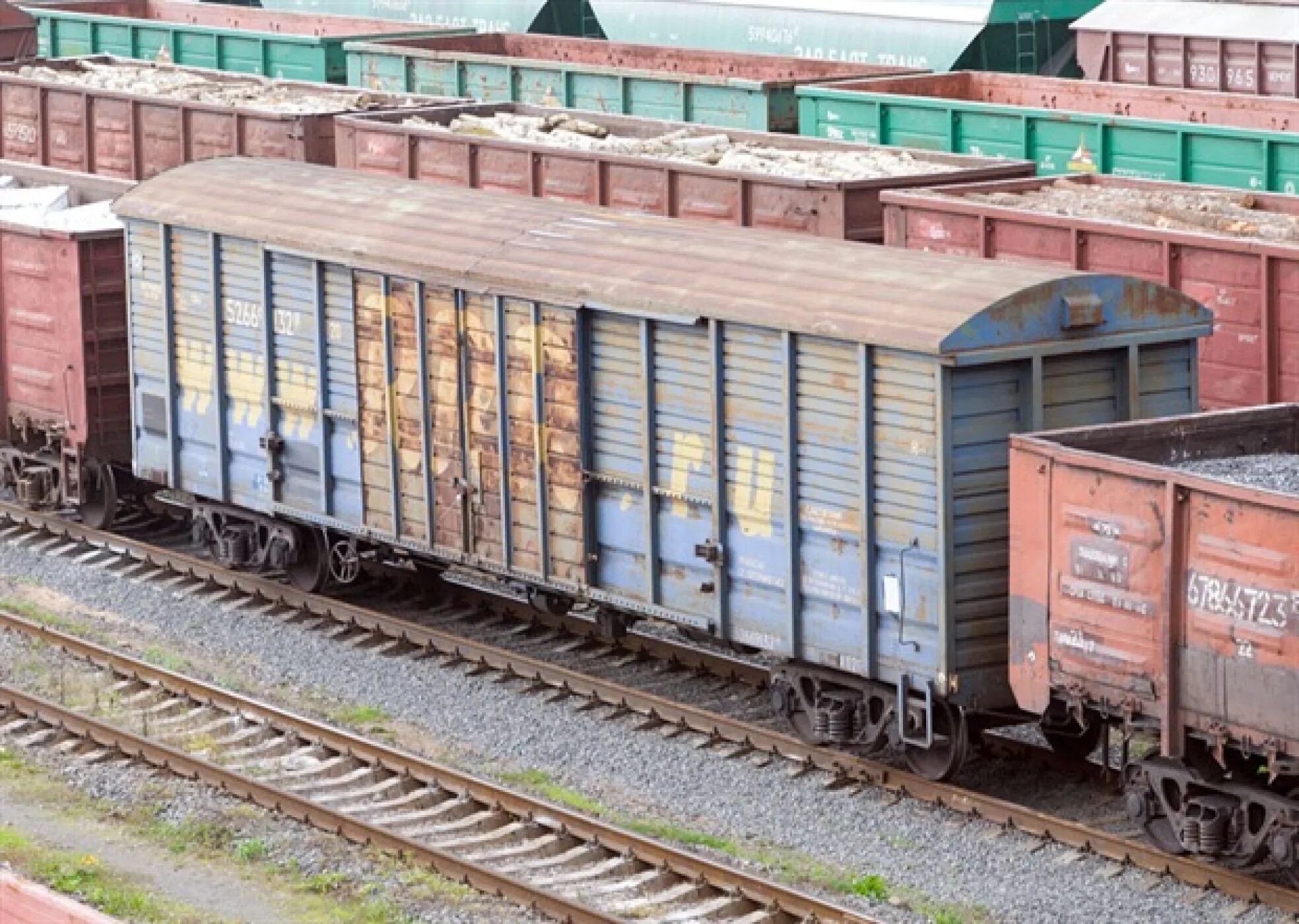 крытый вагон алтайвагон. грузовые вагоны полувагоны. раскредитация жд вагонов. полувагон люковый 12-132. крытый вагон nr239.