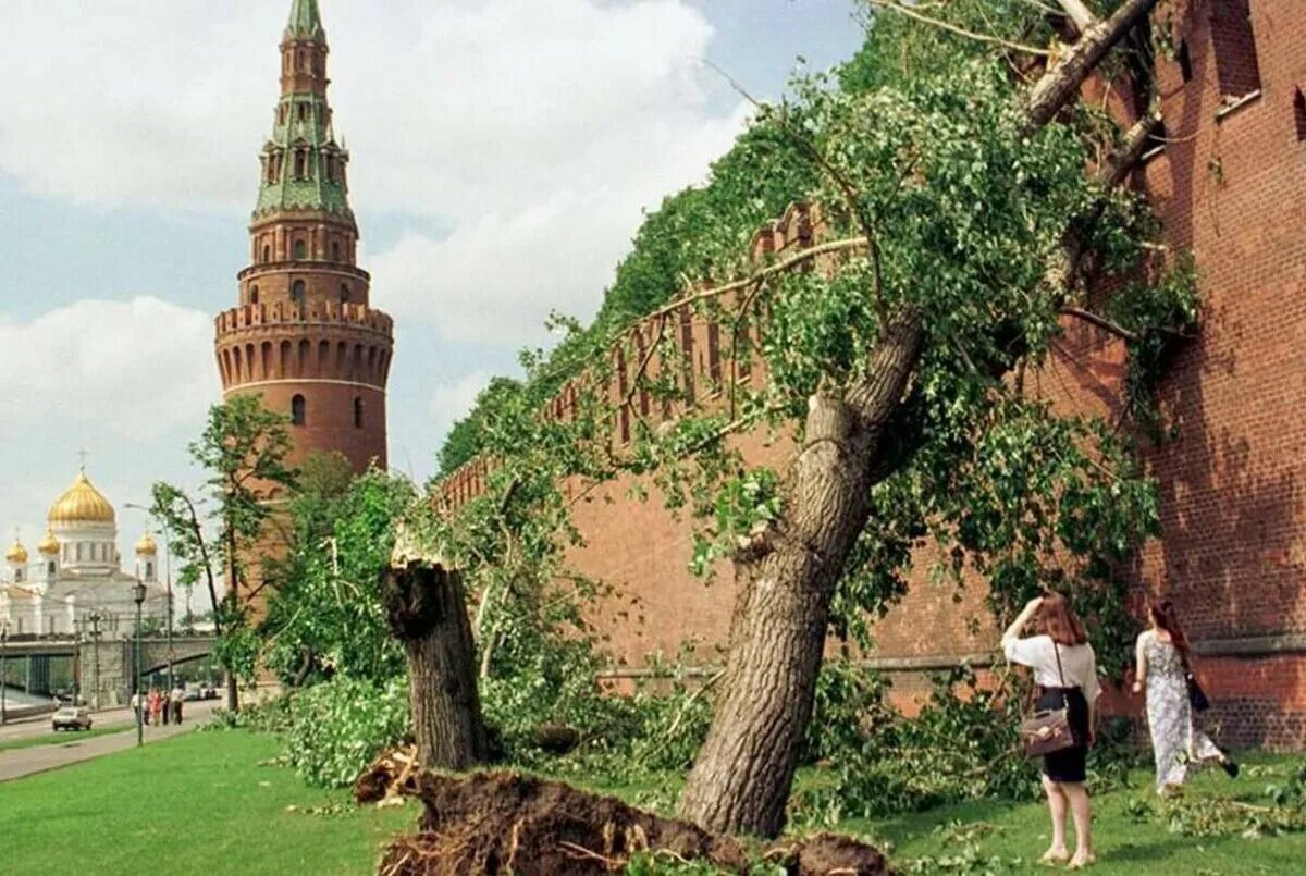 Ураган в Москве 1998. Ураган в Москве 1998 Кремль. Смерч в Москве 1998. Ураган в Москве 1998 Кремлевская стена. 1 июня 1998