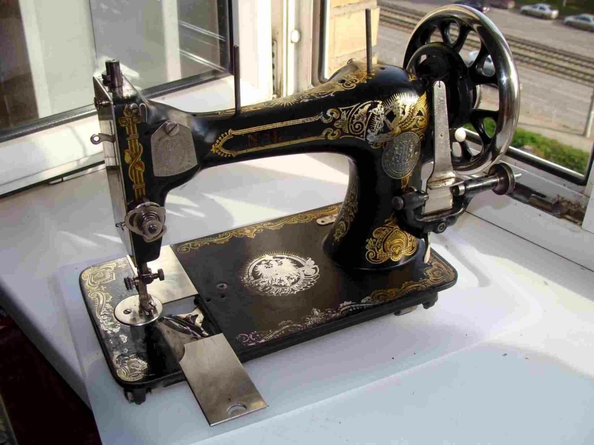 Швейная машинка w