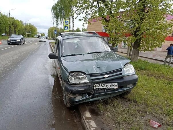 8 50 утра. Пермь Нива с гос номером м215су159. М362 008 а. Авария в Костроме вчера на Московской. ДТП В Костроме вчера на Московской улице.
