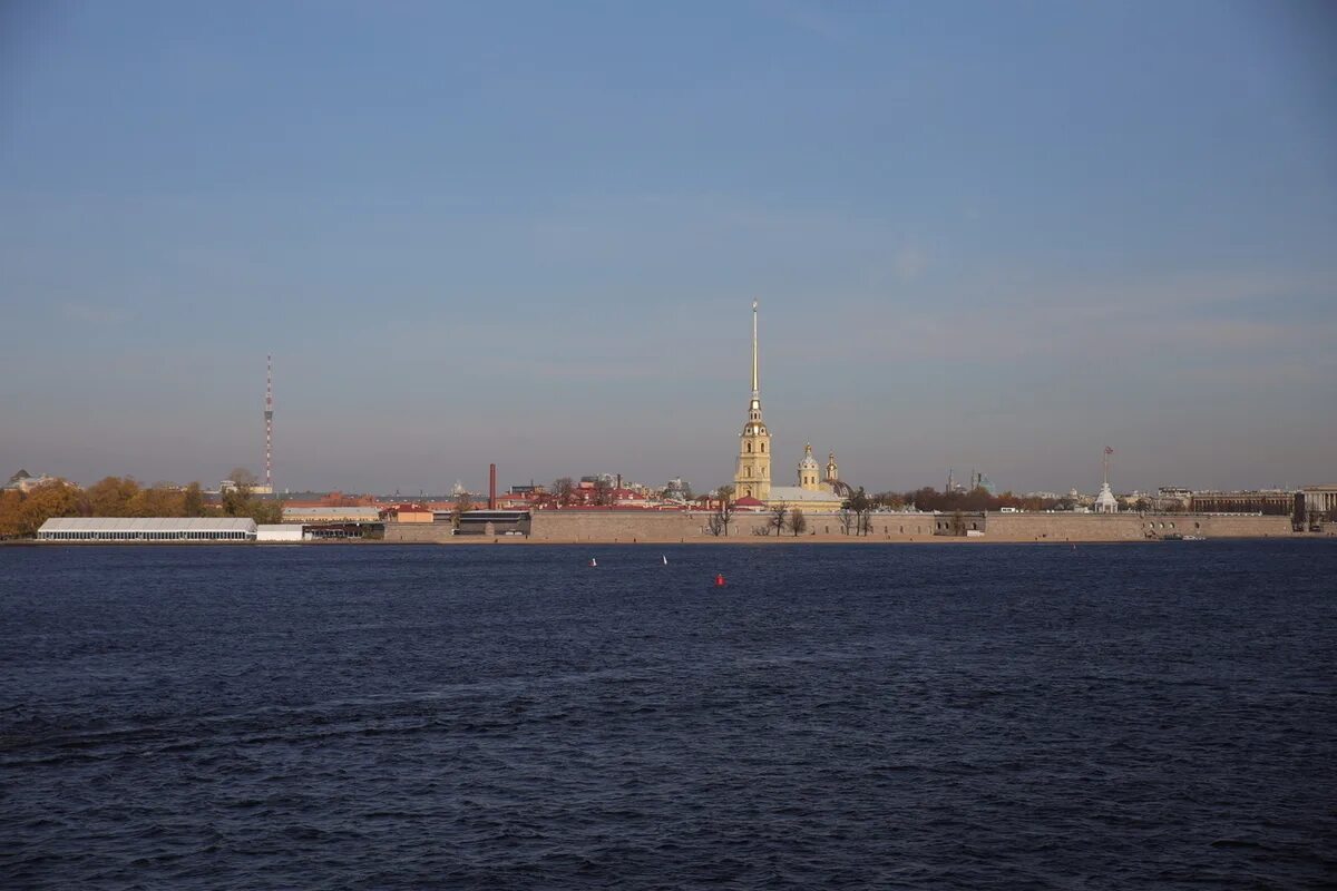 Набережная лейтенанта шмидта санкт-петербург. 13 октября петербург. Питер в апреле. Гостиный двор задержания. 13 октября петербург.